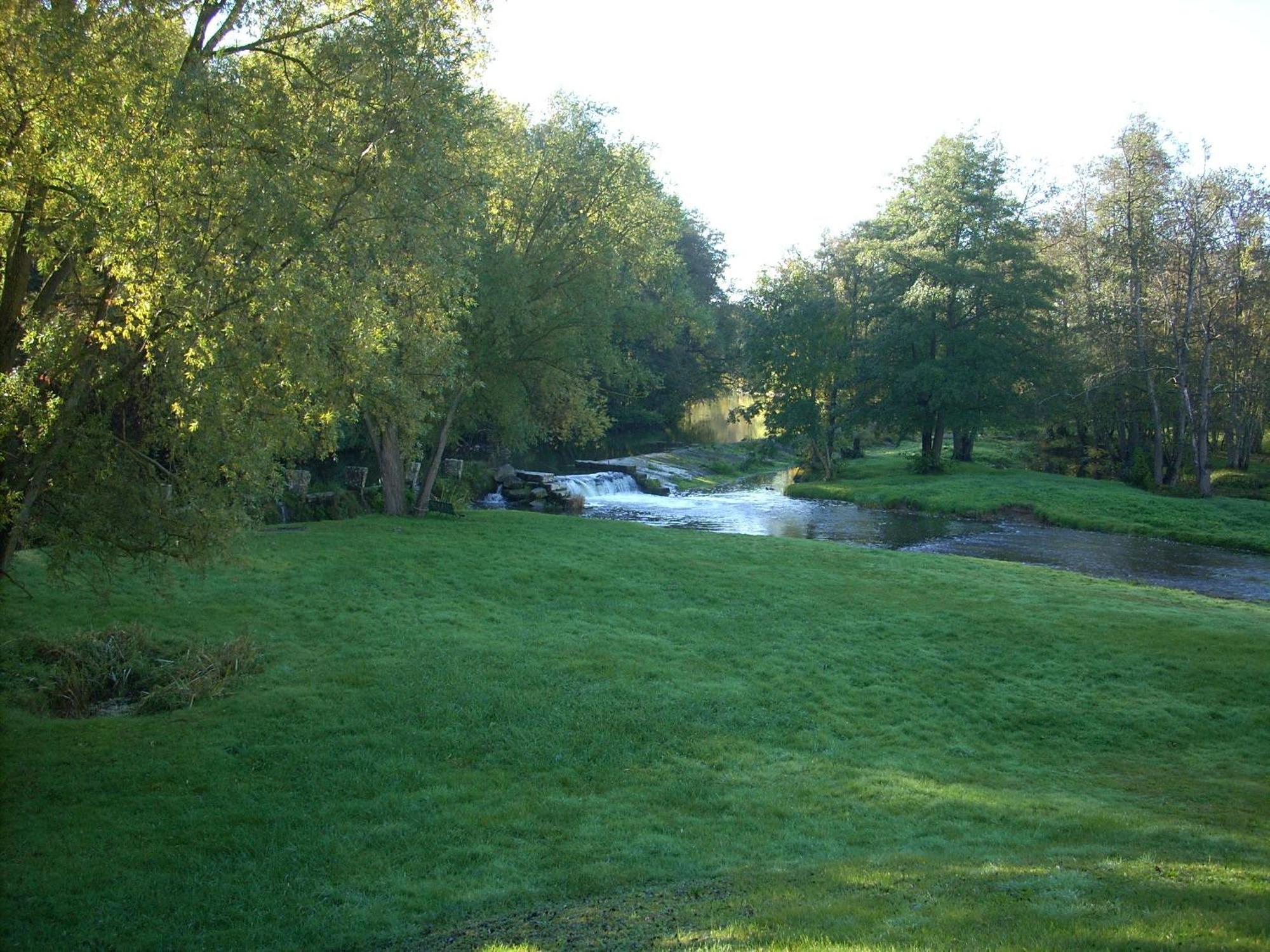 לינה וארוחת בוקר Le Moulin De Poilly מראה חיצוני תמונה